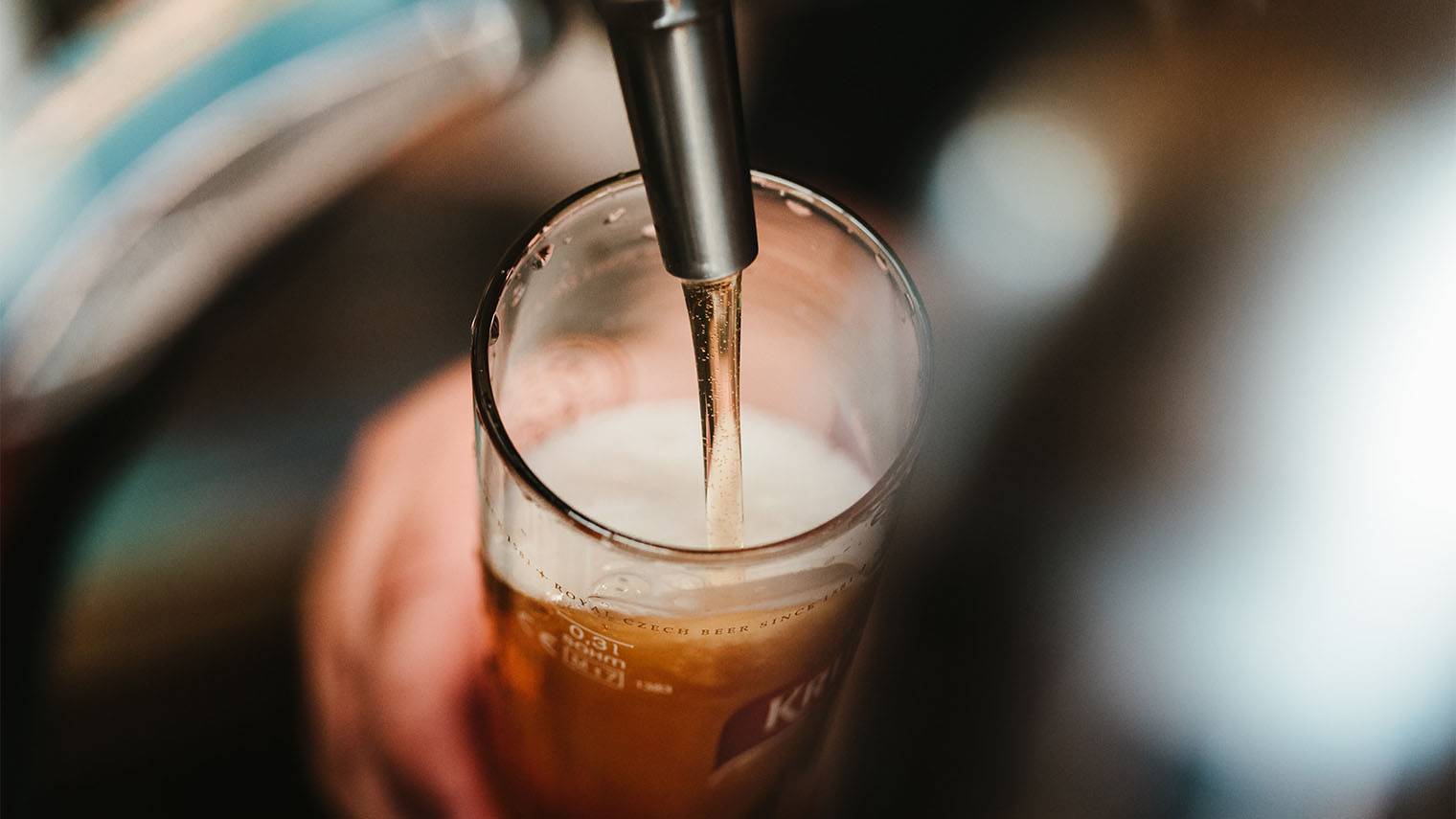 奶茶、白酒占上风，这届年轻人不爱喝啤酒了