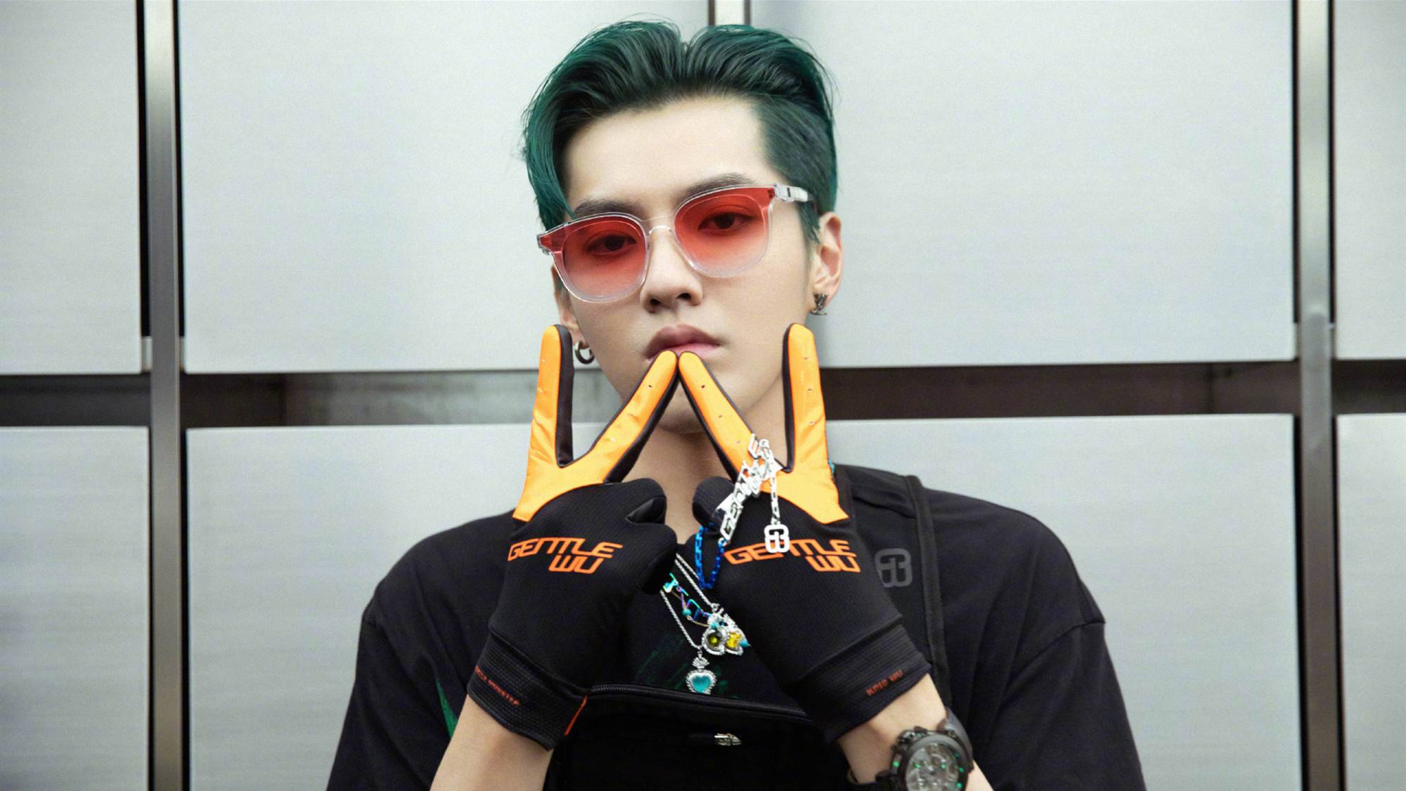 从群嘲土味到一货难求，谁在买明星潮牌？