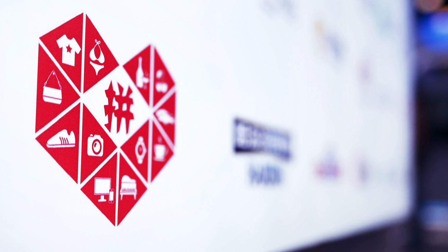 支棱起来的拼多多，过去一年有多“反骨”？