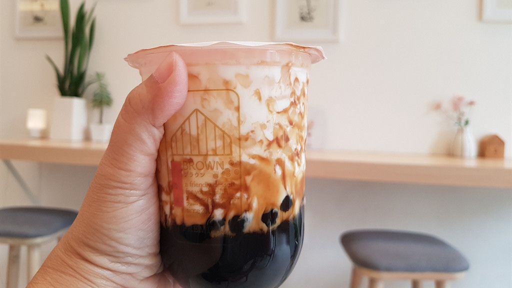 开奶茶店想年赚100万的人，后来怎么样了？
