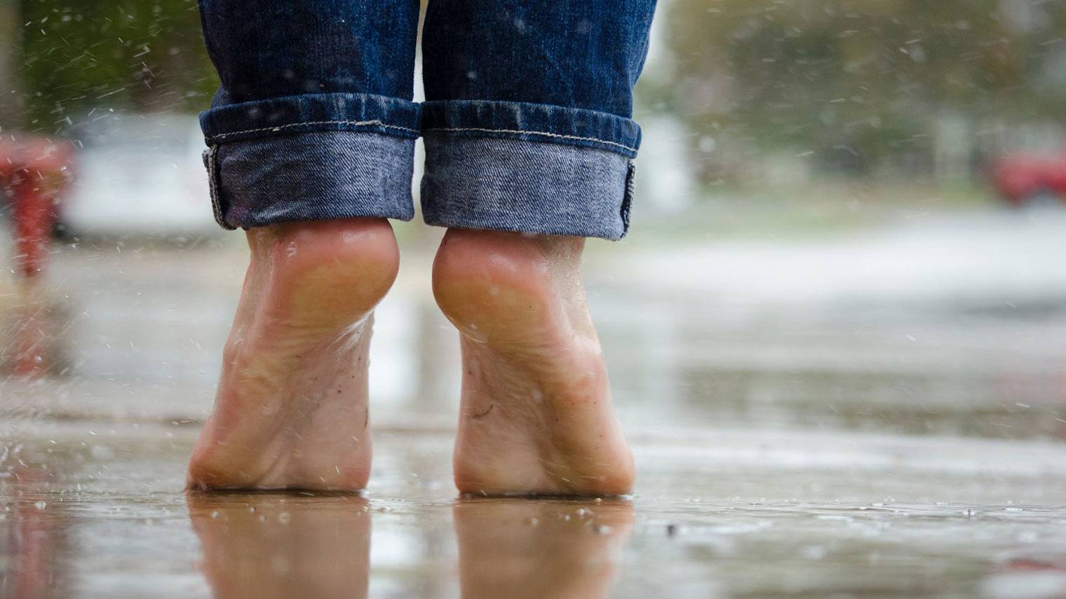这个雨季赚翻了的不止卖内衣裤的，还有他们
