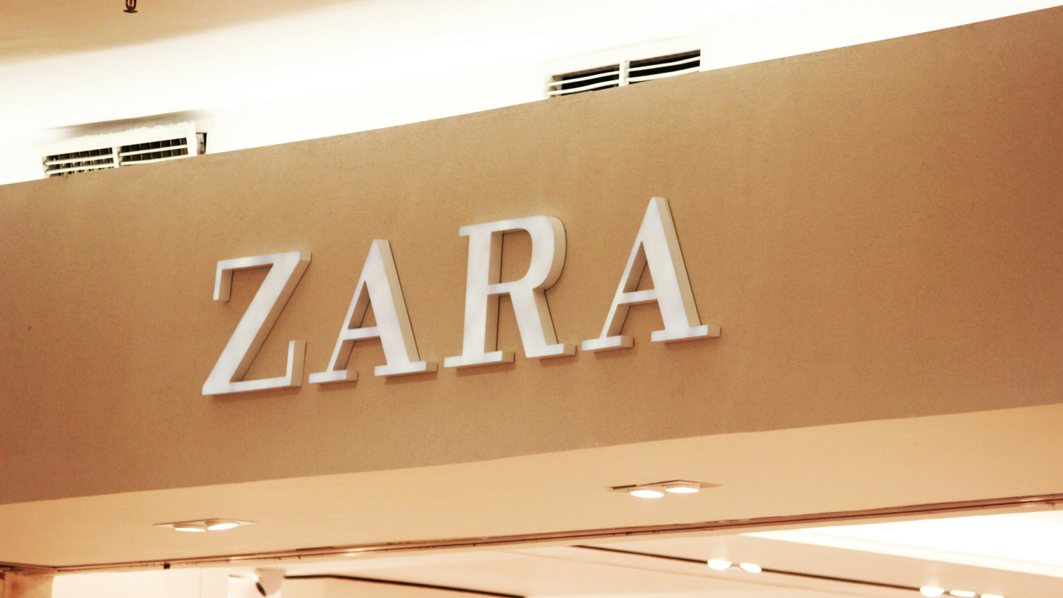 一边关店一边盈利，Zara的高端化策略奏效了？