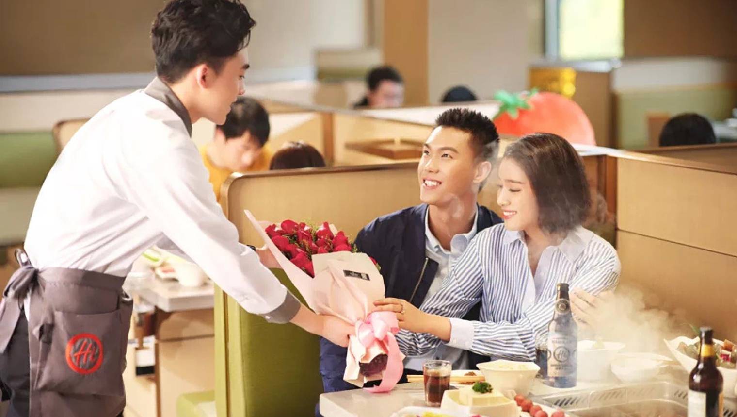 亚洲中国室侍者服务客人食物在旅馆里 库存图片. 图片 包括有 技巧, 雇佣, 托盘, 汉语, 东方, 员工 - 37934245