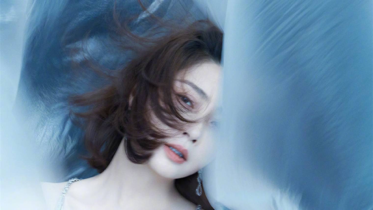  囿于饭圈，“折辱”编辑，时尚女刊支棱不起来