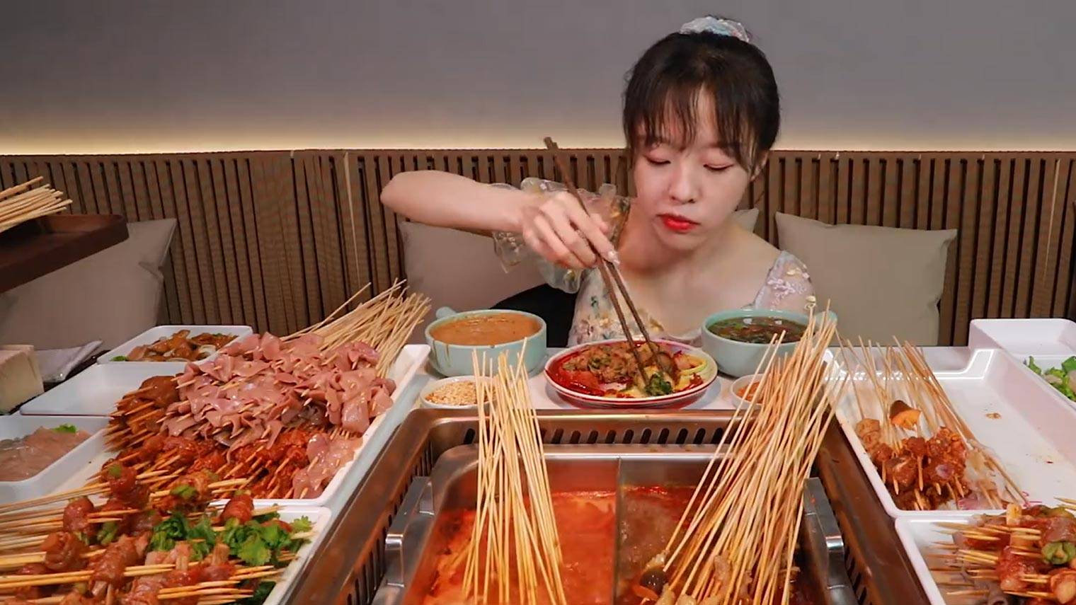“大胃王”谢幕：有人假吃翻车，有人转型美食分享月入10万