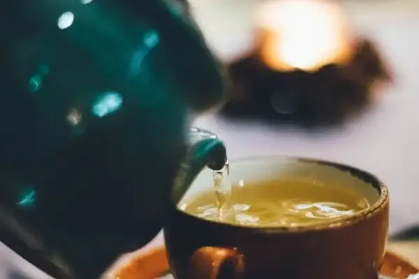 从奶茶到低因茶，不想熬夜的年轻人如何靠 “轻咖啡因” 续命？