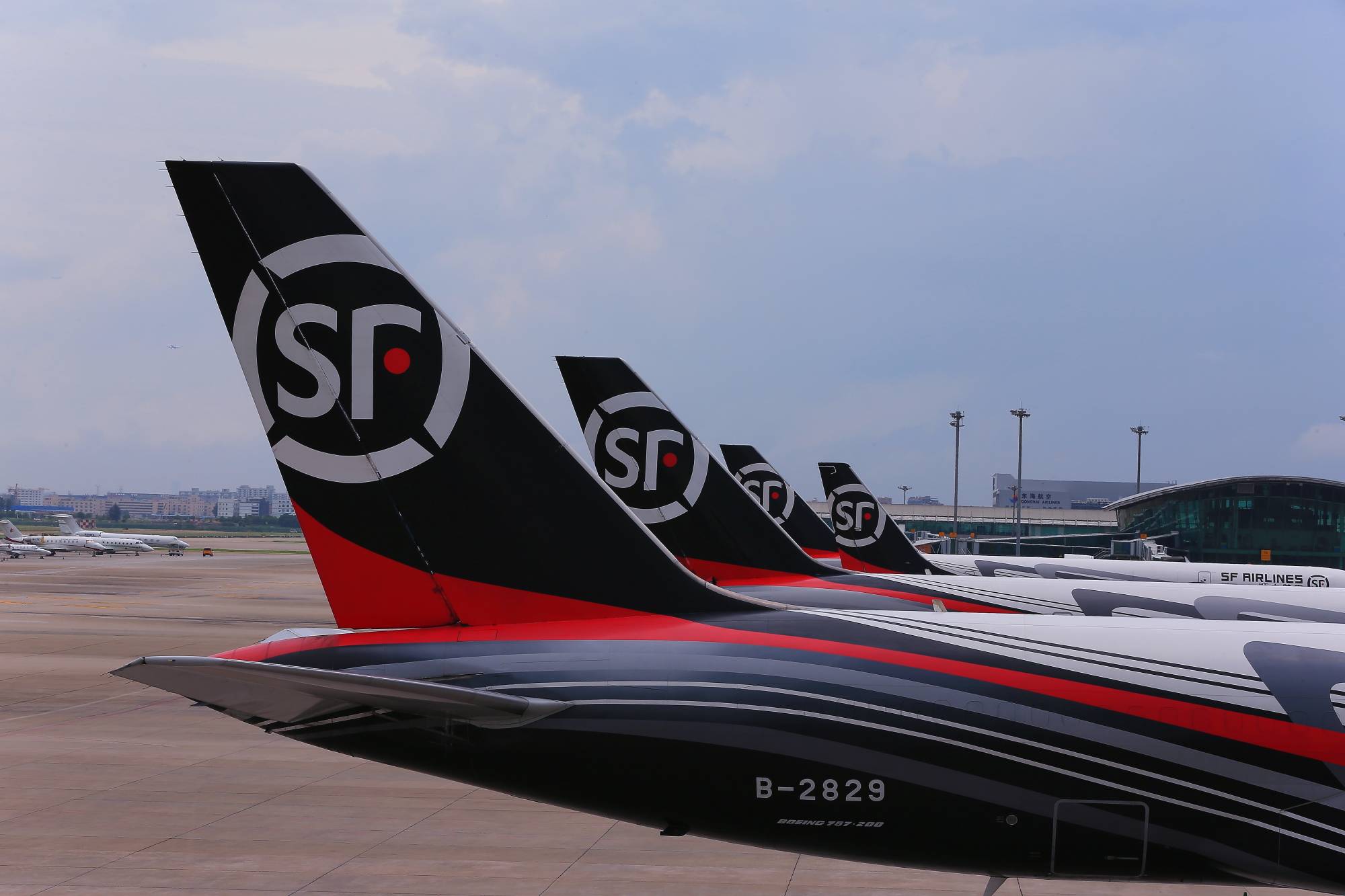 Sf express tracking. SF Express. Грузовой аэропорт Китая. SF доставка. SF Express logo.